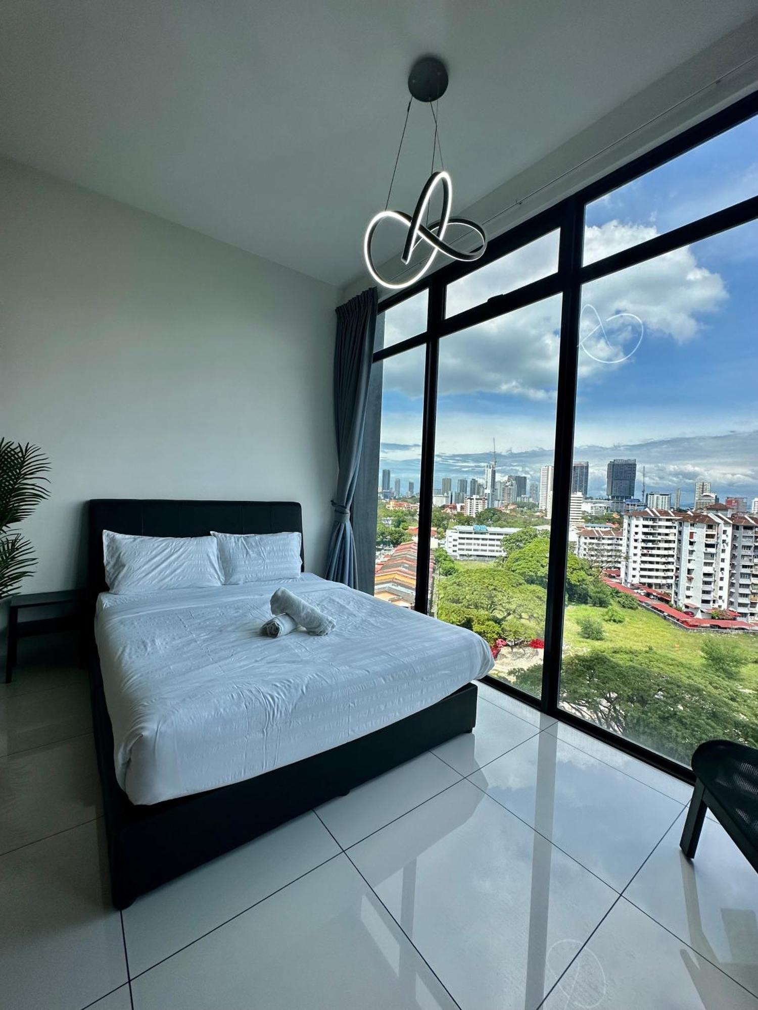 Beacon Executive Suite - City View - By Iz George Town Extérieur photo