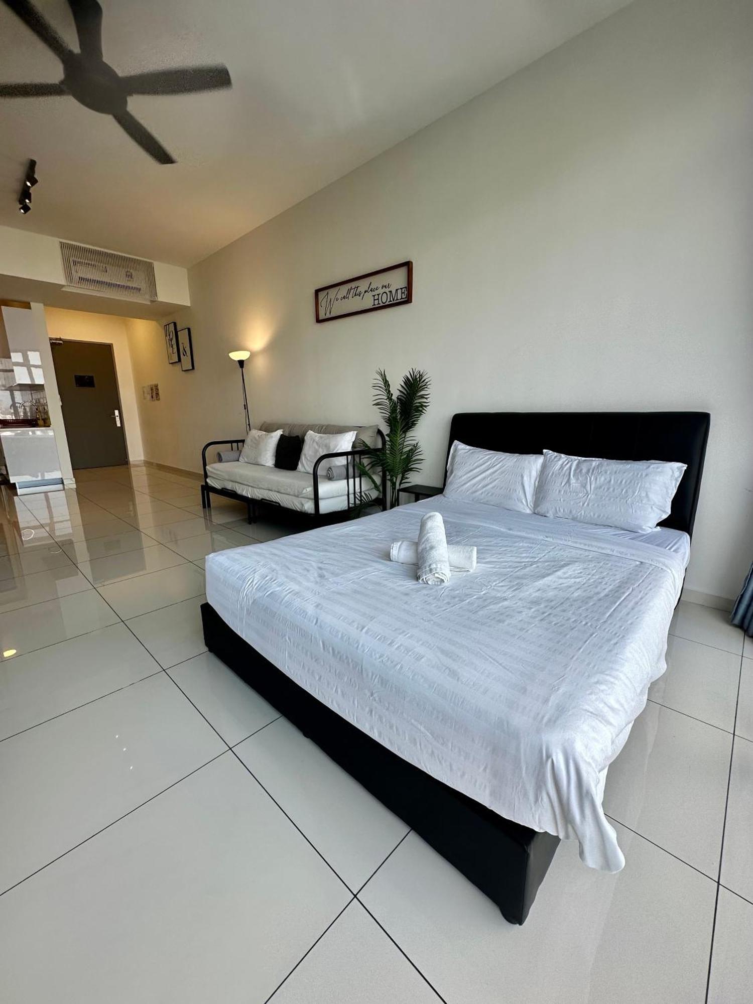 Beacon Executive Suite - City View - By Iz George Town Extérieur photo